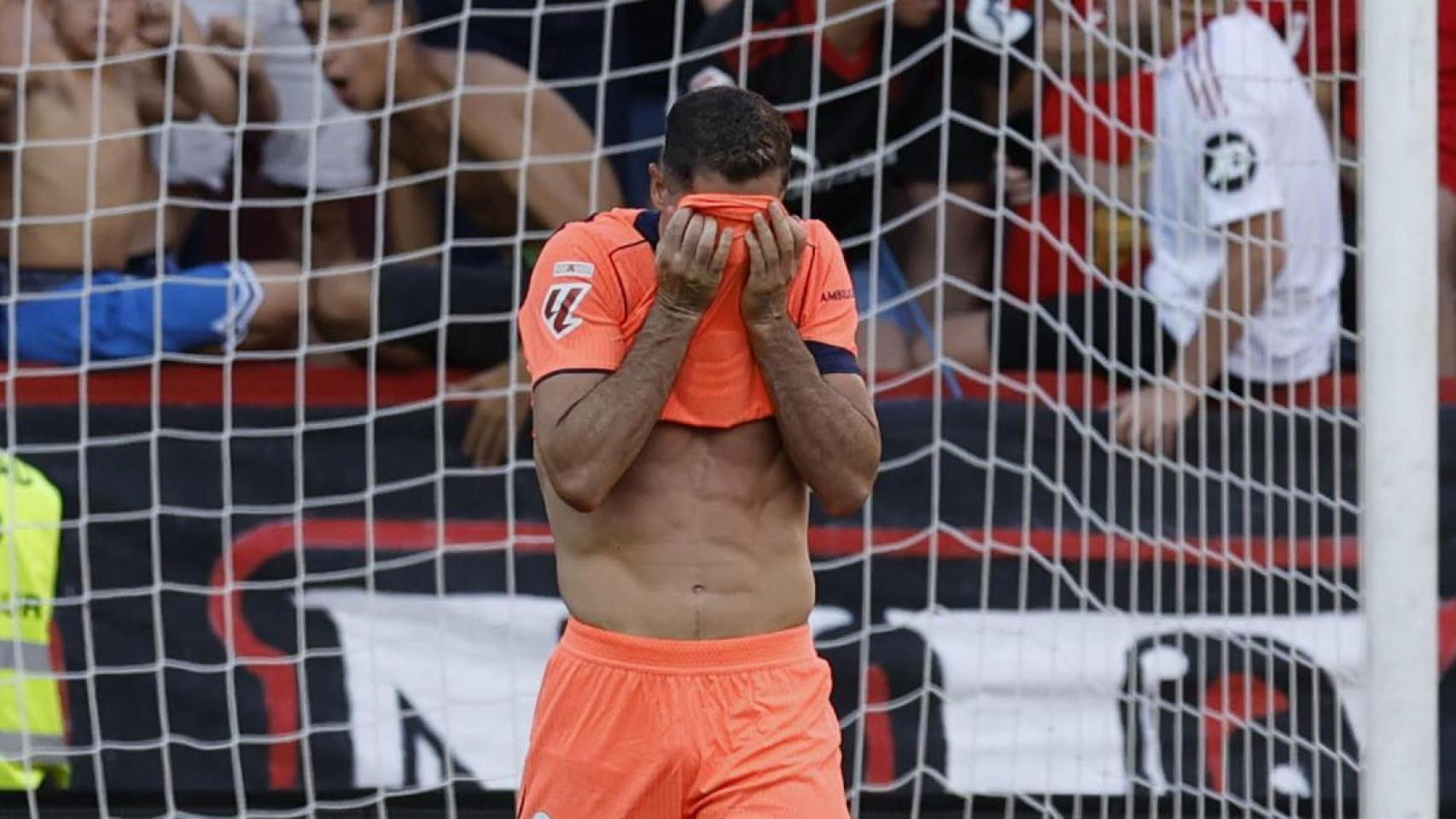 Robert Lewandowski se lamenta tras su penalti fallado ante el Sevilla