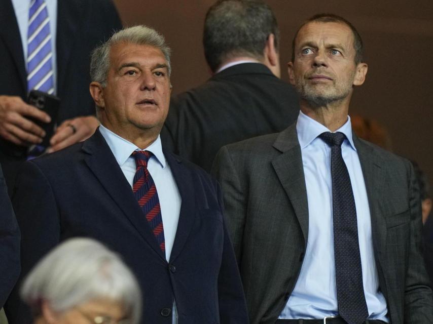 Joan Laporta, junt amb Aleksander Ceferin, president de la UEFA, lamenta la derrota del Barça davant el PSG