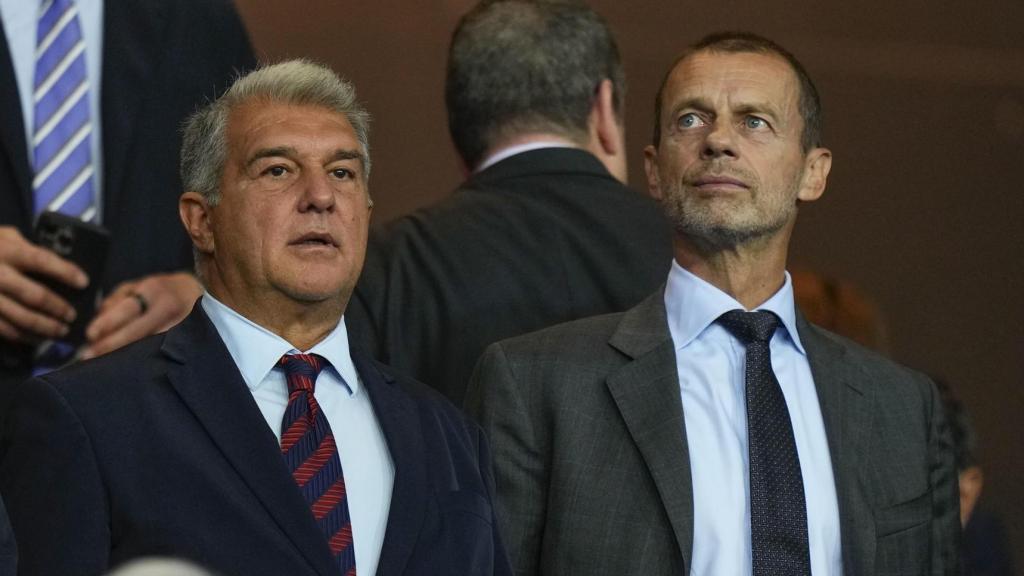 Joan Laporta, al costat d'Aleksander Ceferin, president de la UEFA, lamenta la derrota del Barça davant el PSG