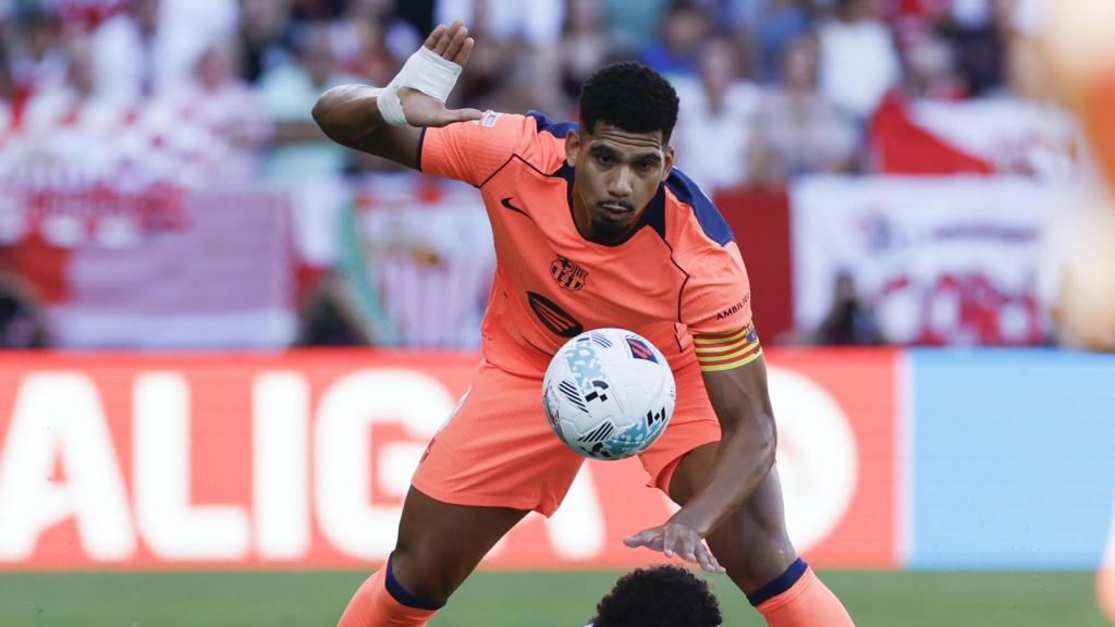 Ronald Araujo comete falta sobre Vargas durante el Sevilla-Barça