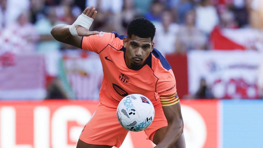 Ronald Araujo comete falta sobre Vargas durante el Sevilla-Barça