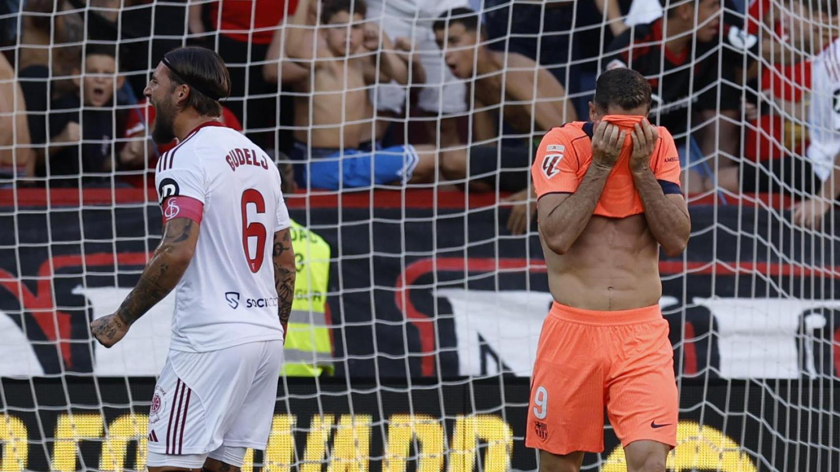 Robert Lewandowski se lamenta tras su penalti fallado ante el Sevilla