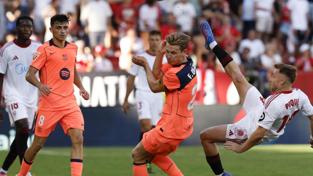 Frenkie de Jong durante una acción del Sevilla-Barça