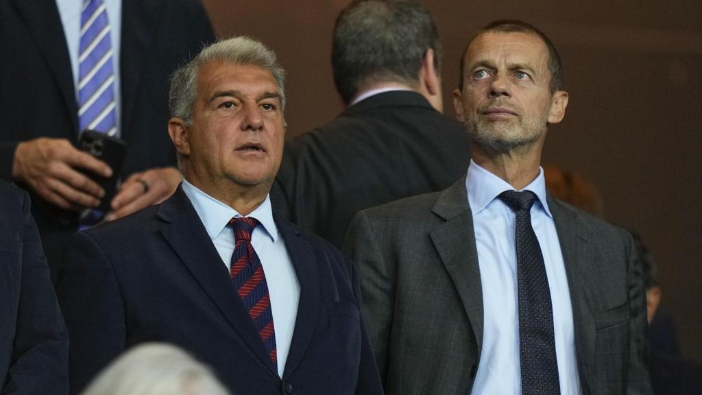 Joan Laporta, junto a Aleksander Ceferin, presidente de la UEFA, lamenta la derrota del Barça ante el PSG