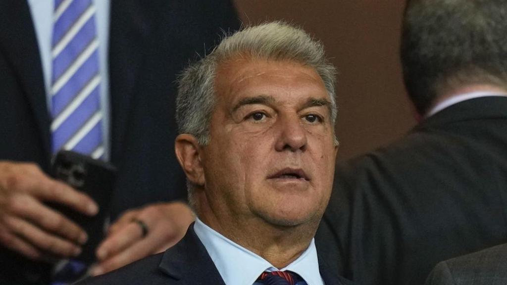 Joan Laporta, junto a Aleksander Ceferin, presidente de la UEFA, lamenta la derrota del Barça ante el PSG