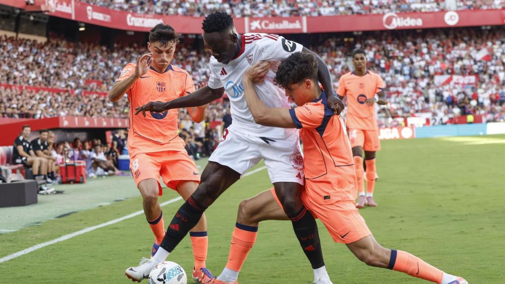 Pedri y Pau Cubarsí defienden en una acción contra el Sevilla