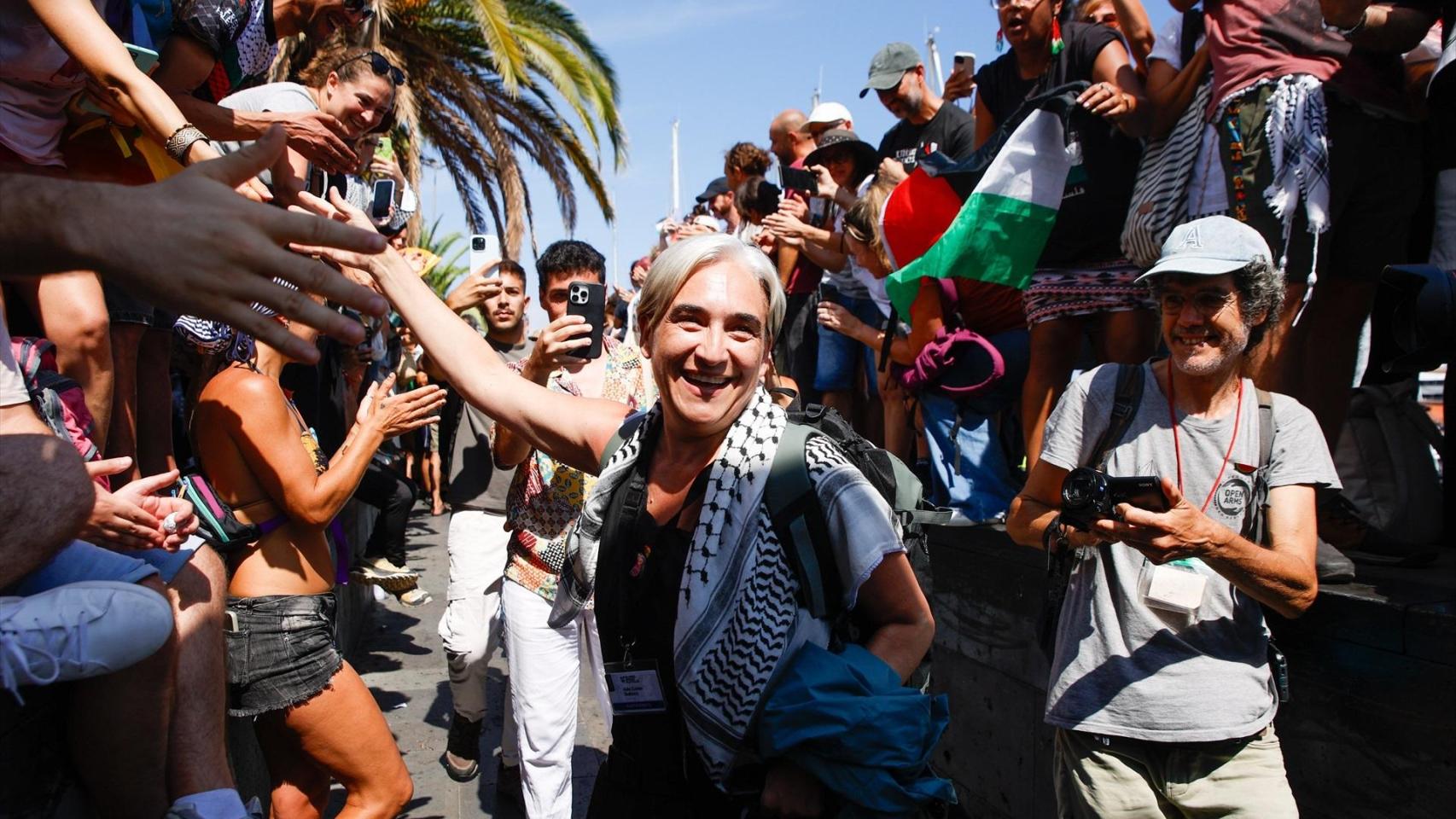 La exalcaldesa de Barcelona, Ada Colau, antes de embarcarse en la Flotilla