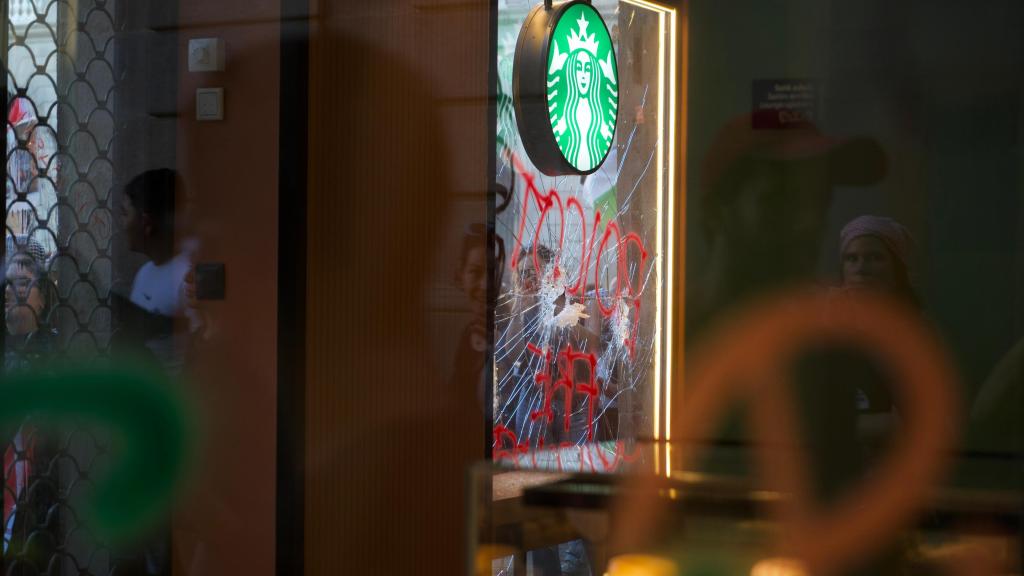 Destrozos causados por los manifestantes en el Starbucks de la Plaça Sant Jaume