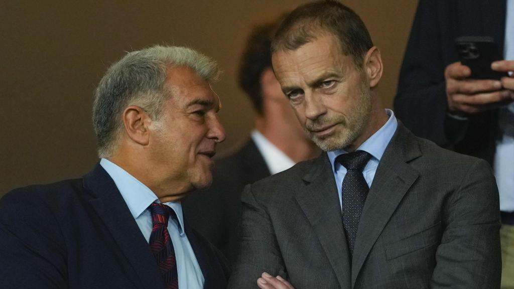 Joan Laporta parla amb Aleksander Ceferin a la llotja durant el Barça-PSG