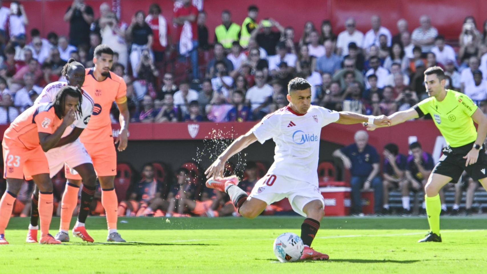 Alexis Sánchez marca de penalti al Barça