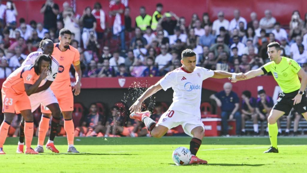 Alexis Sánchez marca de penalti al Barça