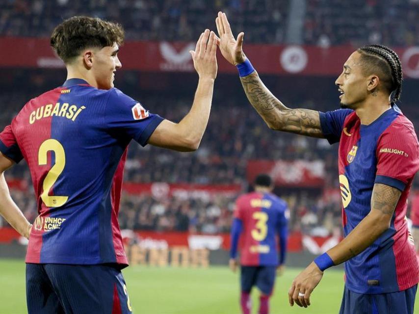 Pau Cubarsí y Raphinha celebran un gol del Barça en la temporada 2024-25