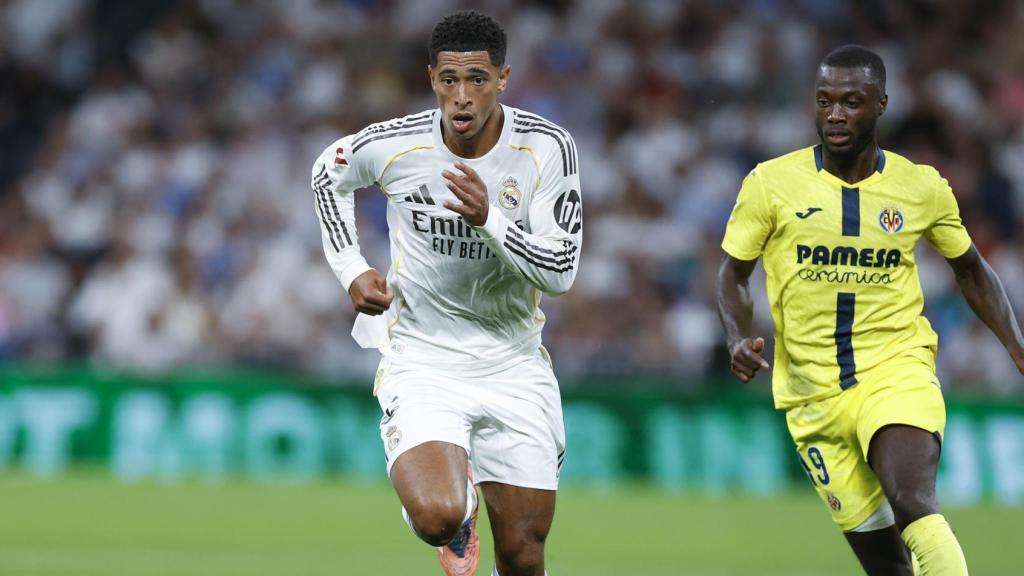 Jude Bellingham condueix la pilota durant el Reial Madrid-Vila-real