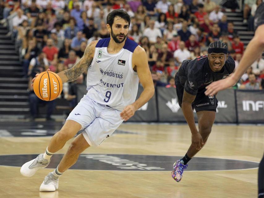 Ricky Rubio condueix la pilota en el Granada-Joventut de Lliga ACB