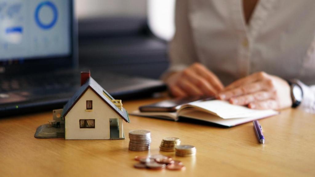 Una persona que se plantea comprar una vivienda