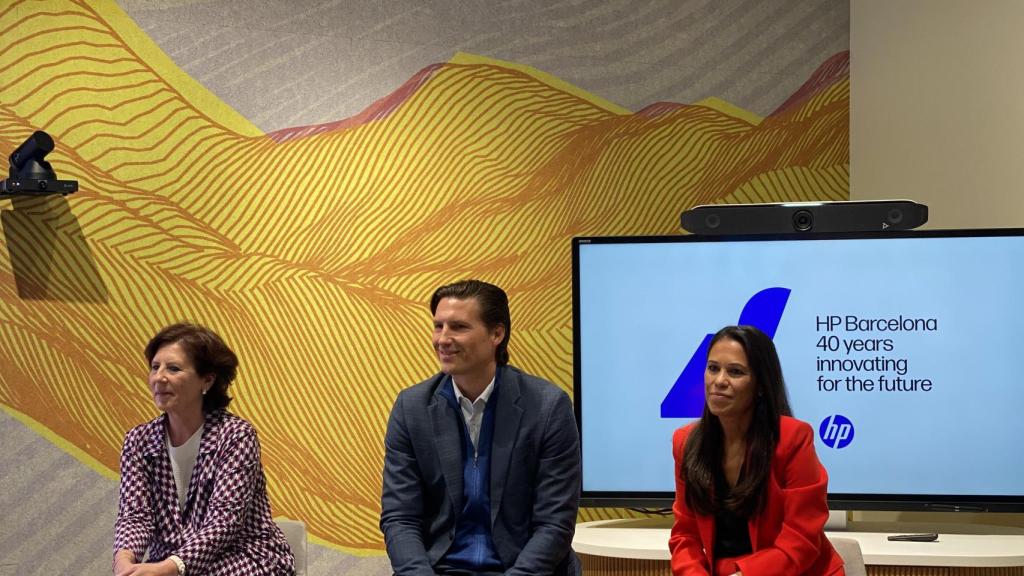 Helena Herrero (i), presidenta de HP para el Sur de Europa, Europa Central y Oriental, Oriente Medio y África; Inés Bermejo (d), directora general de HP Ibérica, y Daniel Martínez (c), presidente de la División HP Gran Formato y director del campus