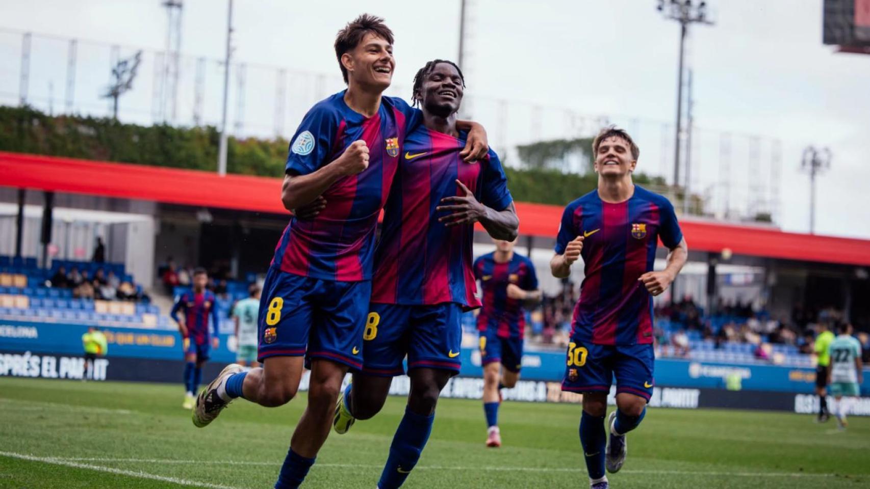 David Oduro y Juan Hernández celebran el gol de Brian Fariñas en el Barça B-Olot