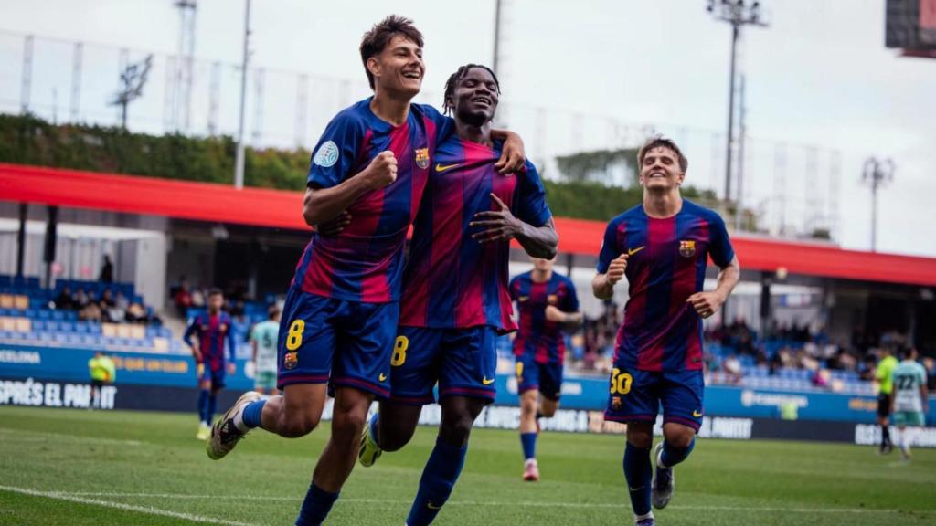 David Oduro y Juan Hernández celebran el gol de Brian Fariñas en el Barça B-Olot