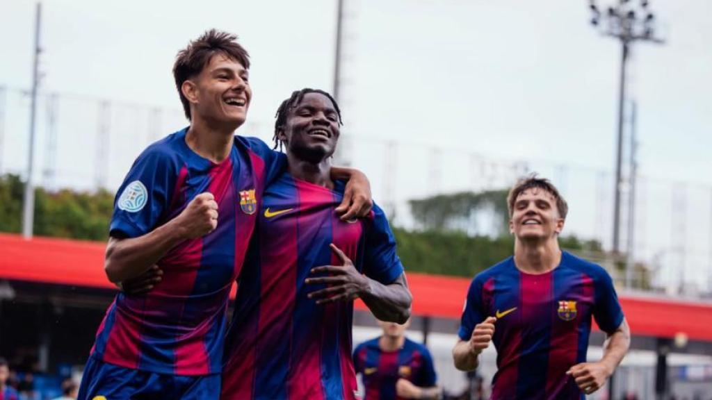 David Oduro y Juan Hernández celebran el gol de Brian Fariñas en el Barça B-Olot