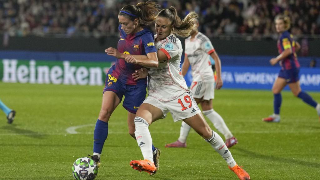 Aitana Bonmatí, presionada por Kathleen Krüger en el Barça Femenino-Bayern de Múnich de la Champions League