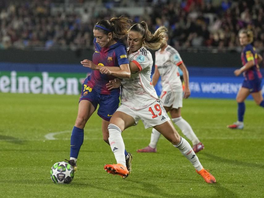 Aitana Bonmatí, presionada por Kathleen Krüger en el Barça Femenino-Bayern de Múnich de la Champions League
