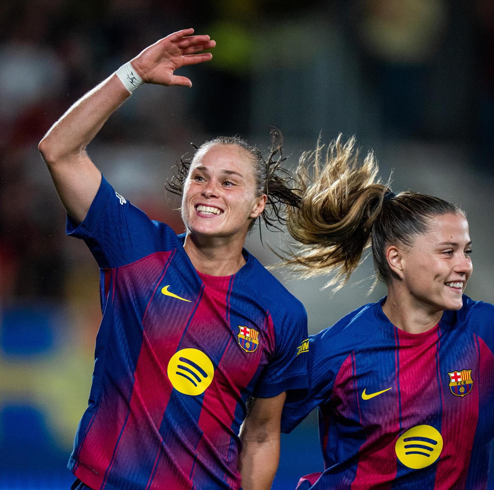 Ewa Pajor festeja su doblete en el Barça Femenino-Bayern de Múnich junto a Claudia Pina