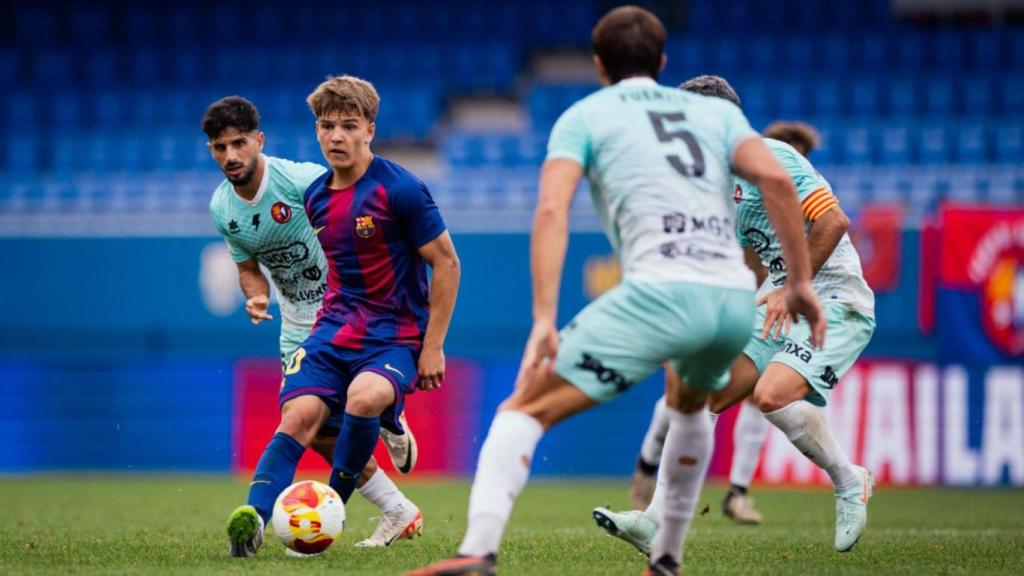 Juan Hernández condueix la pilota, envoltat de jugadors al Barça B-Olot