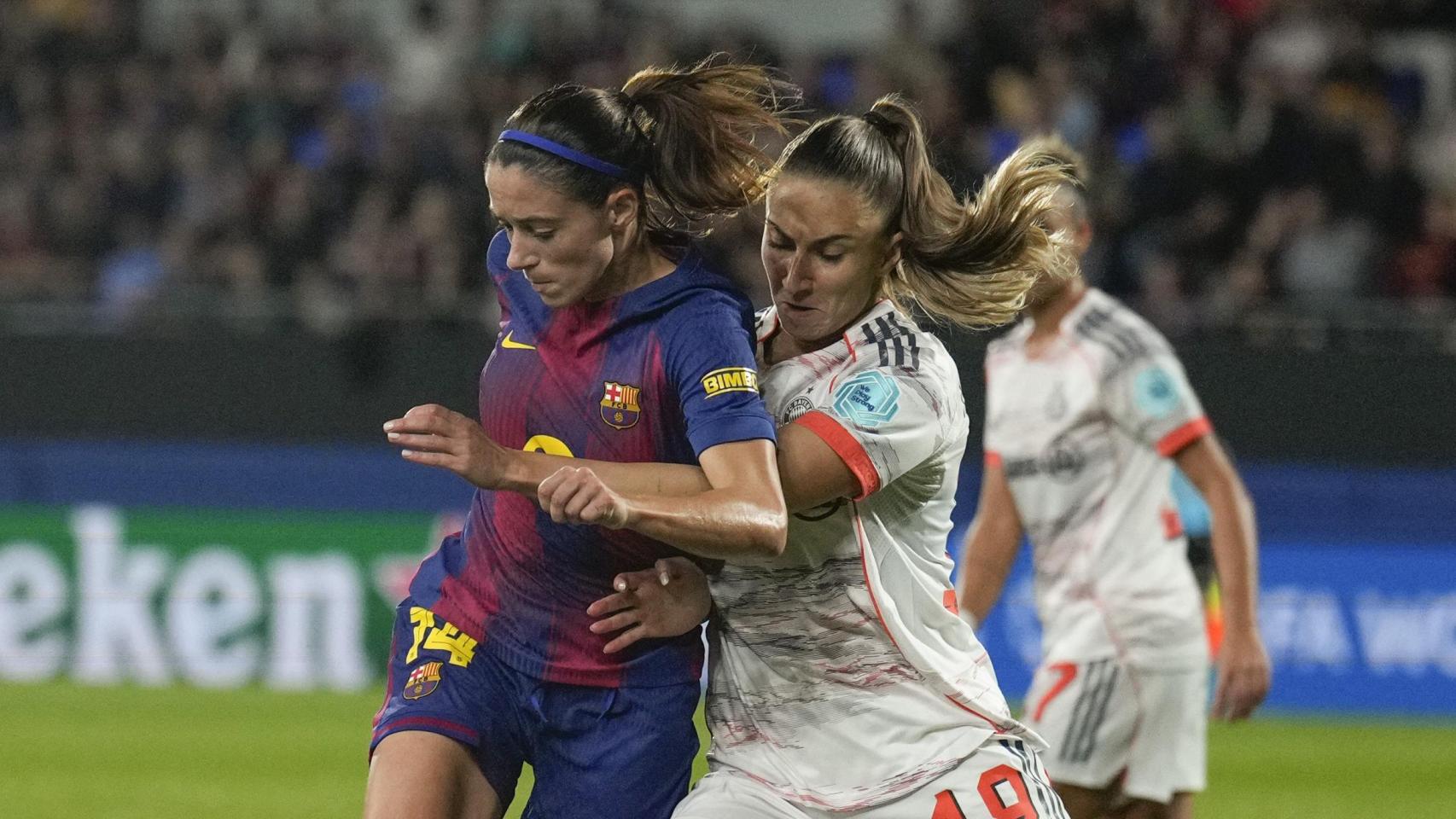 Aitana Bonmatí, presionada por Kathleen Krüger en el Barça Femenino-Bayern de Múnich de la Champions League