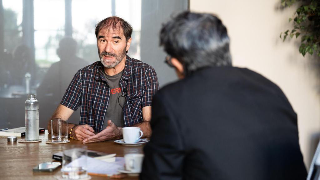 El autor de 'El agente suizo', Enrique Faes, en la entrevista con 'Letra Global'