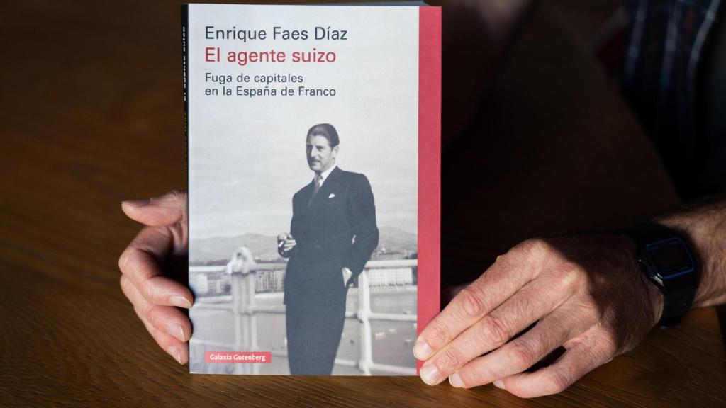 Enrique Faes con su libro 'El agente suizo'