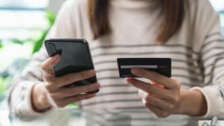 Uso de móvil y tarjeta de crédito
