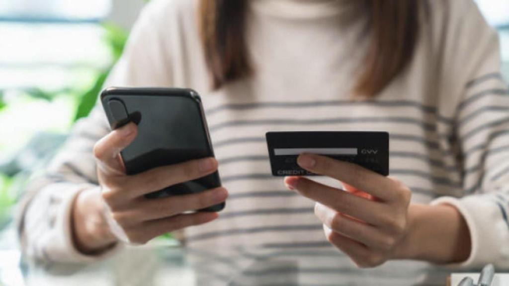 Uso de móvil y tarjeta de crédito