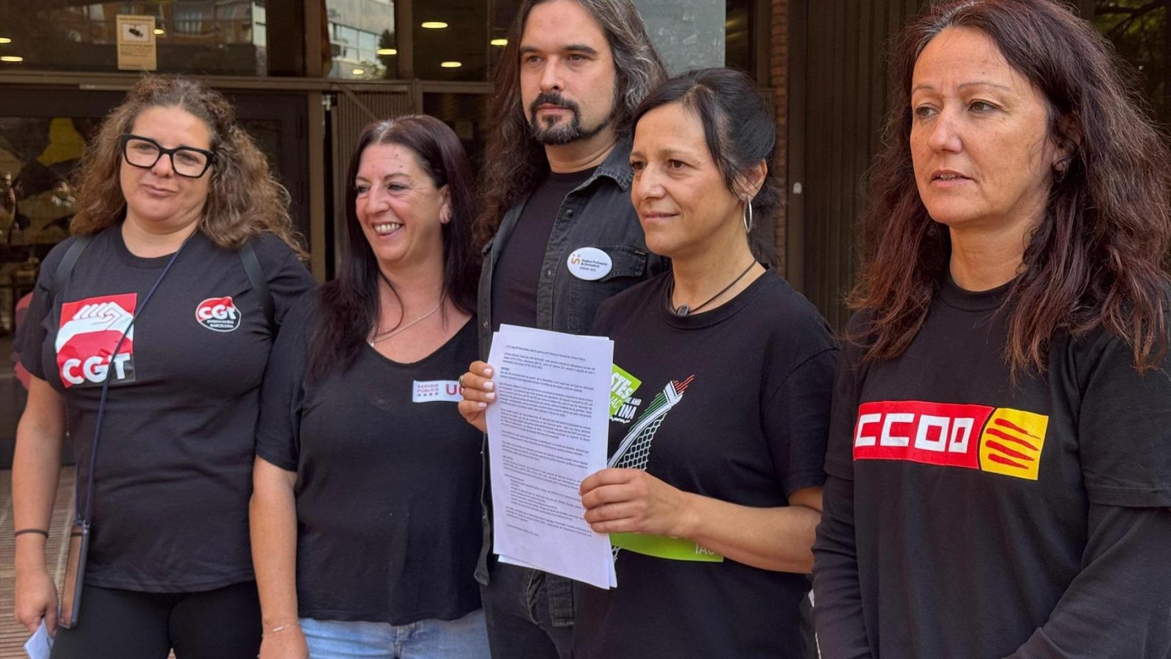 Los representantes de los sindicatos educativos ante la 'Conselleria' de Educación este martes