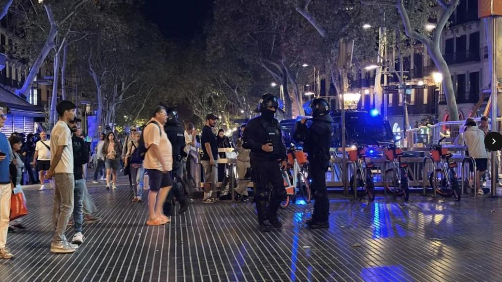Mossos d'Esquadra en La Rambla tras el ataque de unos encapuchados a una hamburguesería