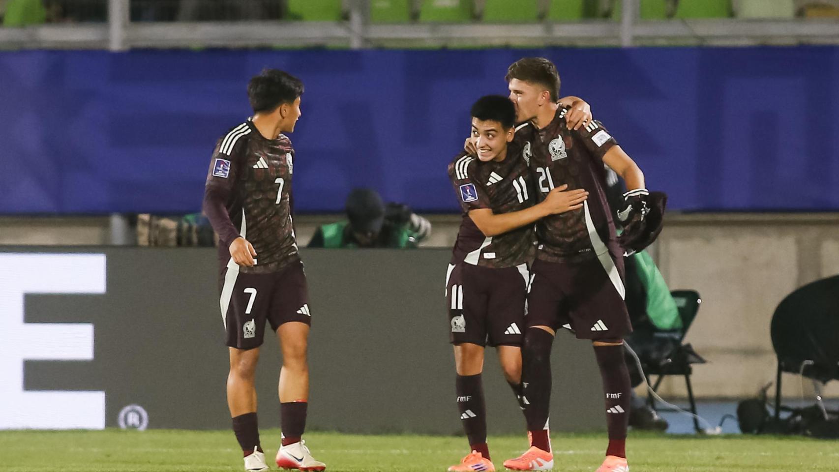 Gilberto Mora (centro) celebra un gol de la selección de México en el Mundial sub-20