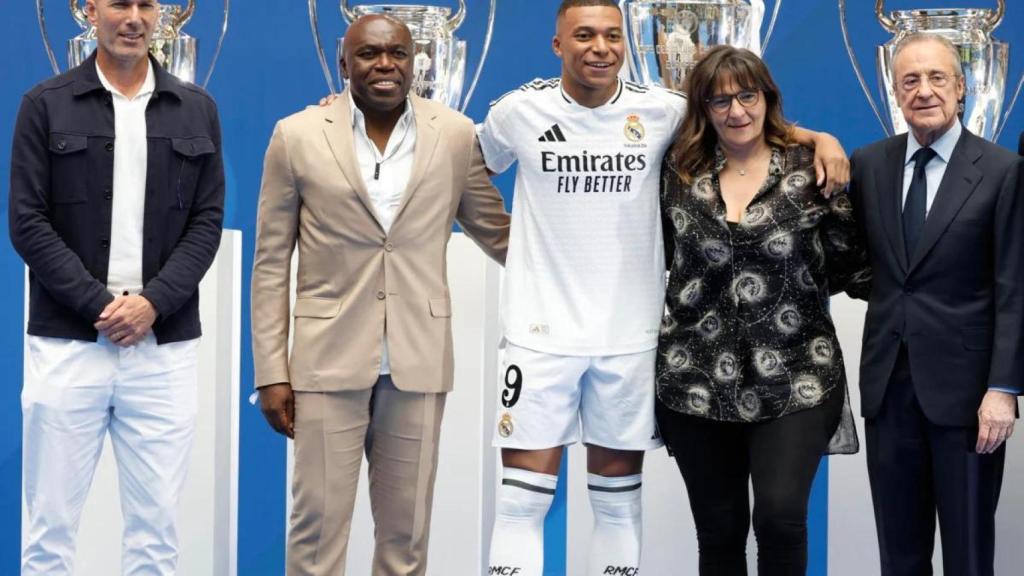 Kylian Mbappé y su madre en la presentación de su fichaje por el Real Madrid