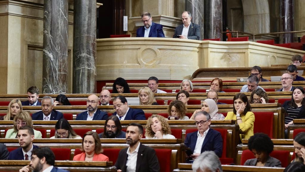 Oriol Junqueras, presidente de ERC, y Jordi Turull, secretario general de Junts, supervisan la estrategia de sus partidos como invitados al Parlament durante el Debate de Política General
