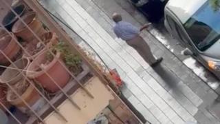 El homicida de Lleida al lado del cadáver, instantes antes de entregarse a la policía