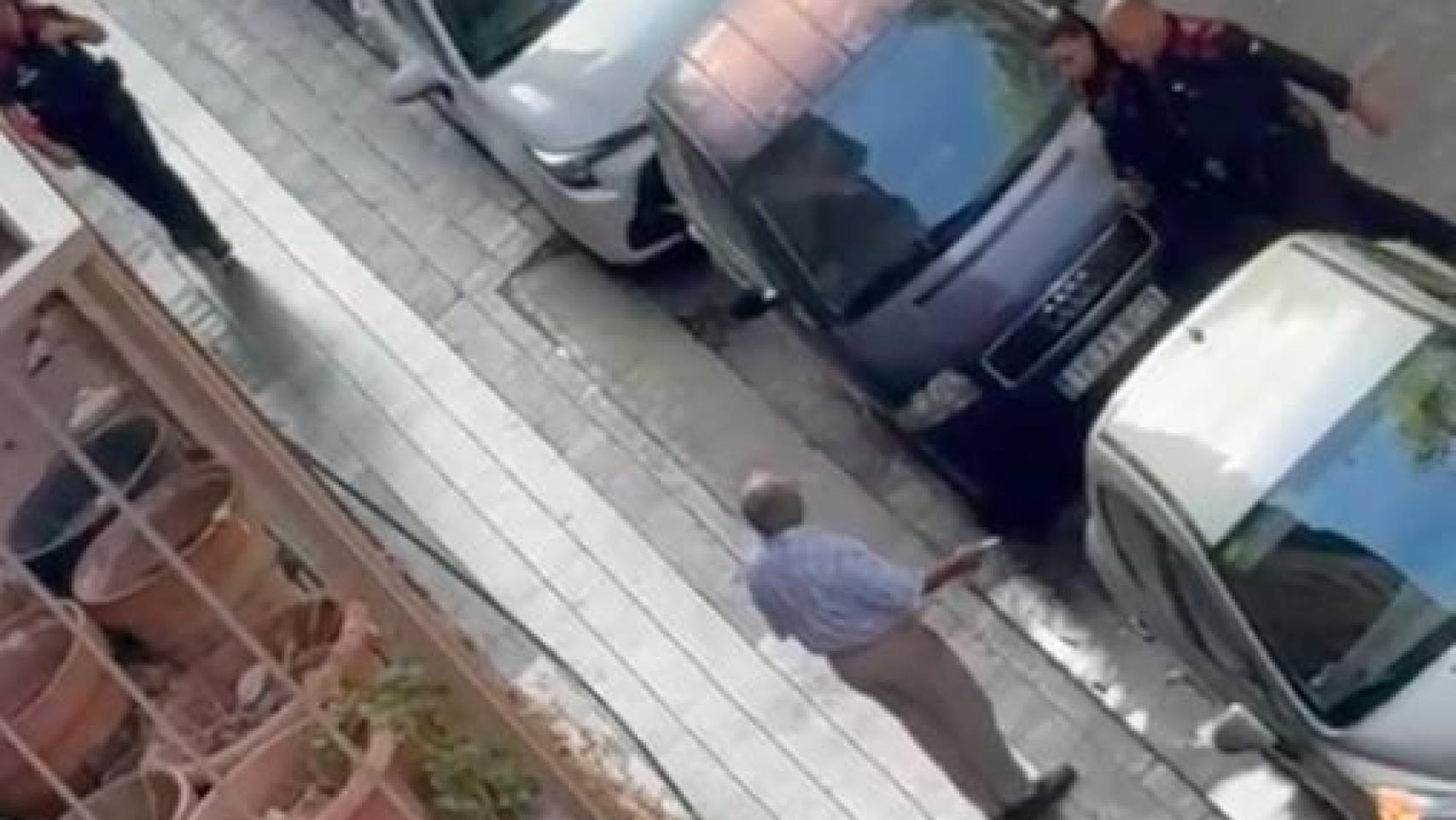 El homicida de Lleida al lado del cadáver, instantes antes de entregarse a la policía