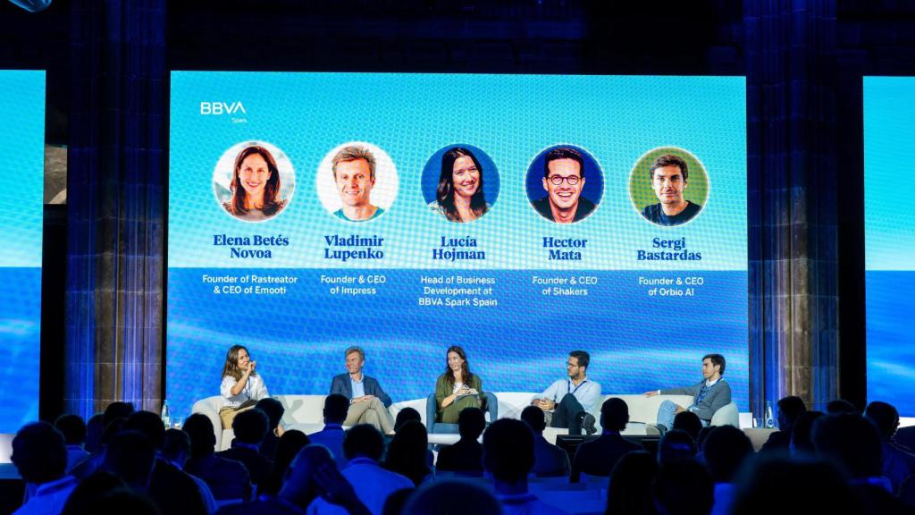 La mesa moderada por por Lucía Hojman, responsable de desarrollo de negocio en BBVA Spark, reunió a Elena Betés Novoa (fundadora y CEO de Rastreator y Emooti), Vladimir Lupenko (fundador y CEO de Impress), Héctor Mata (fundador y CEO de Shakers) y Sergi Bastardas (fundador y CEO de Orbio AI).