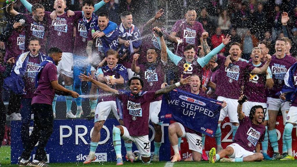 El Burnley celebra su ascenso a la Premier