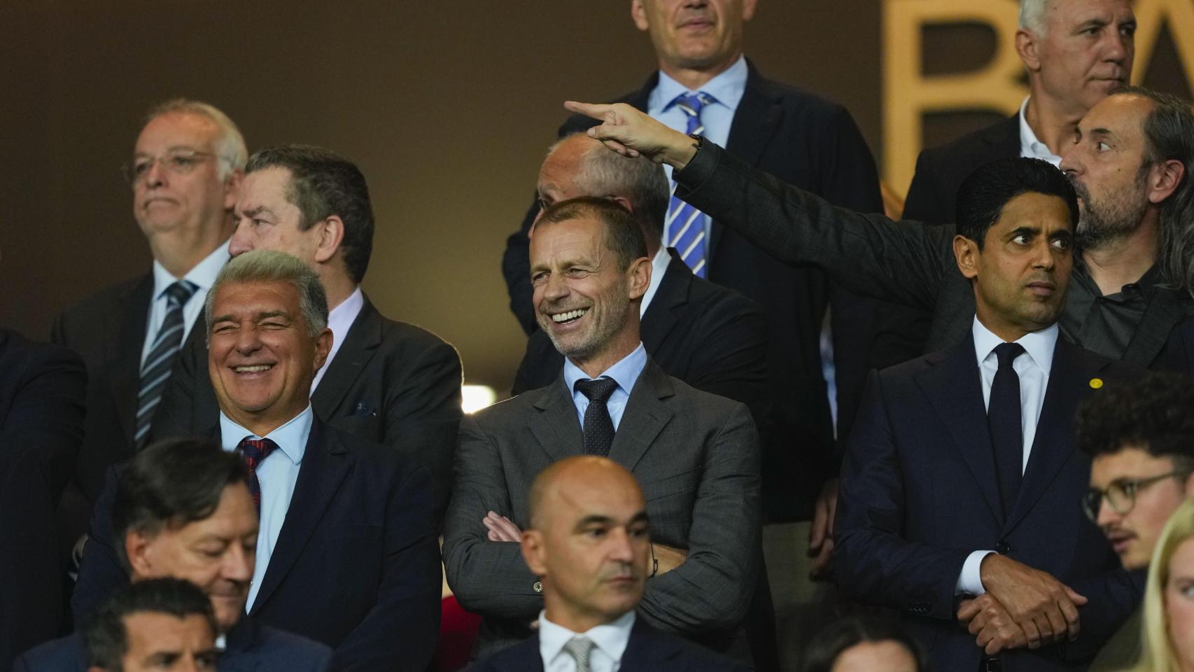 Joan Laporta, Aleksander Ceferin y Nasser Al-Khelaïfi, en el palco de Montjuïc durante el Barça-PSG