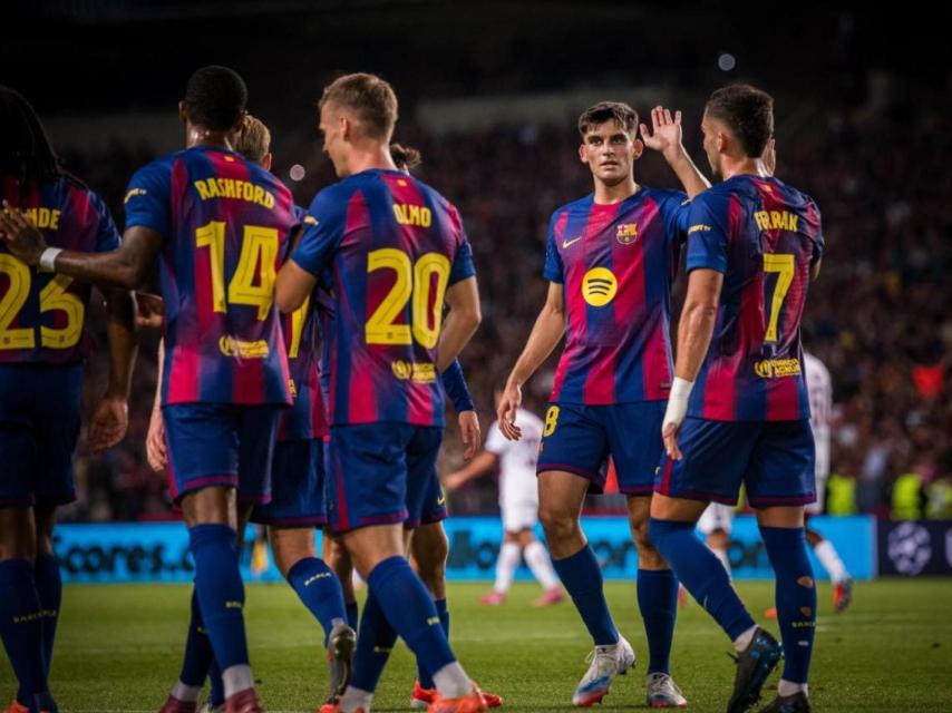 Els jugadors del Barça feliciten a Ferran Torres pel seu gol contra el PSG
