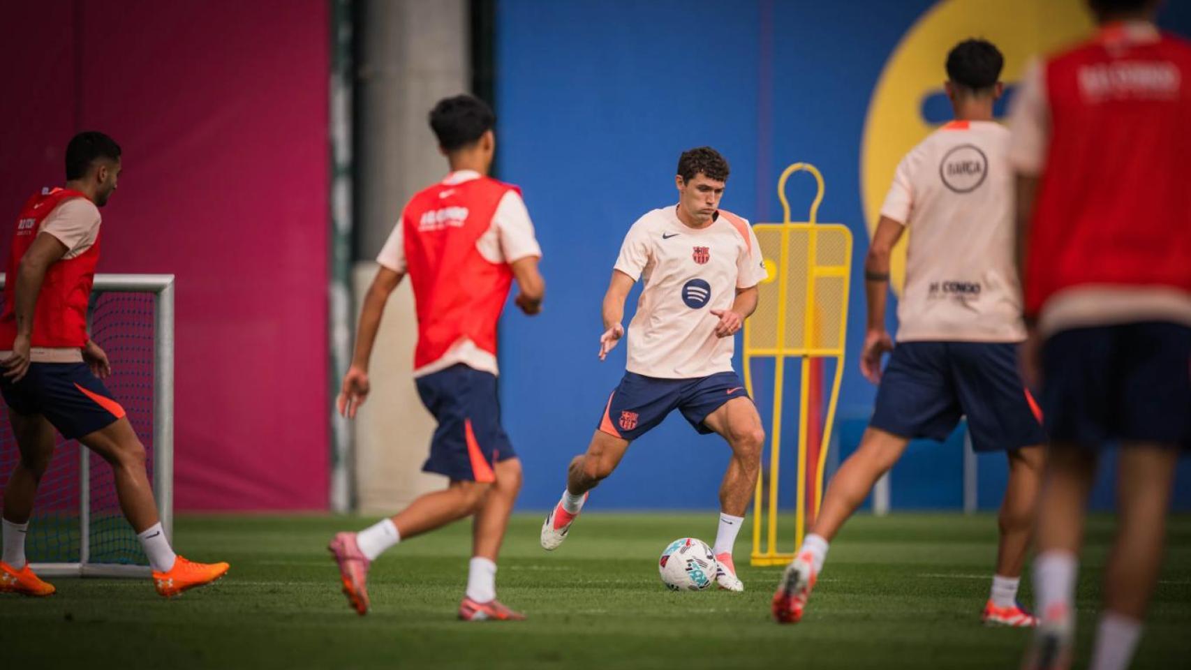 Andreas Christensen pasa el balón en un entrenamiento del Barça