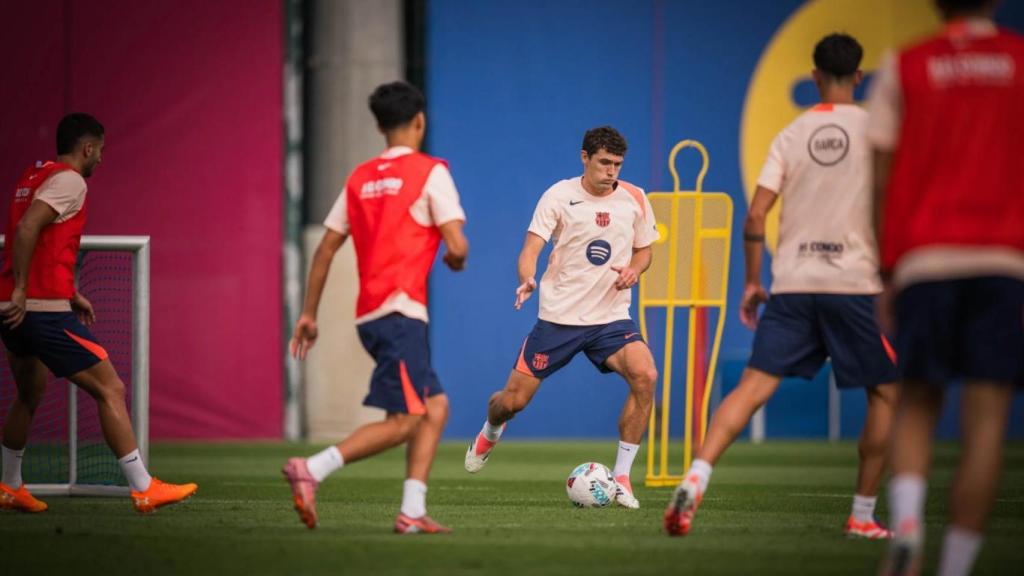 Andreas Christensen pasa el balón en un entrenamiento del Barça
