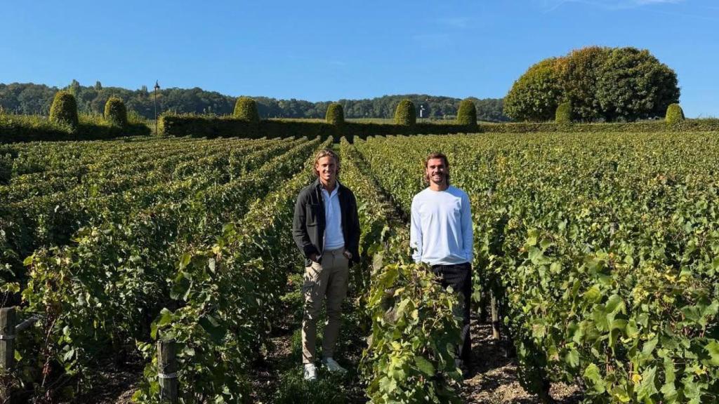 Marcos Llorente bebe vino