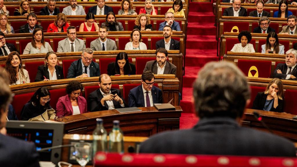 Salvador Illa, presidente de la Generalitat, en su escaño del Parlament durante el Debate de Política General