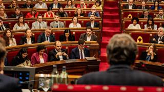 Salvador Illa, presidente de la Generalitat, en su escaño del Parlament durante el Debate de Política General