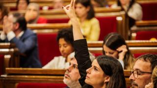 Mònica Sales, portavoz del grupo parlamentario de Junts, participa en la votación del Debate de Política General