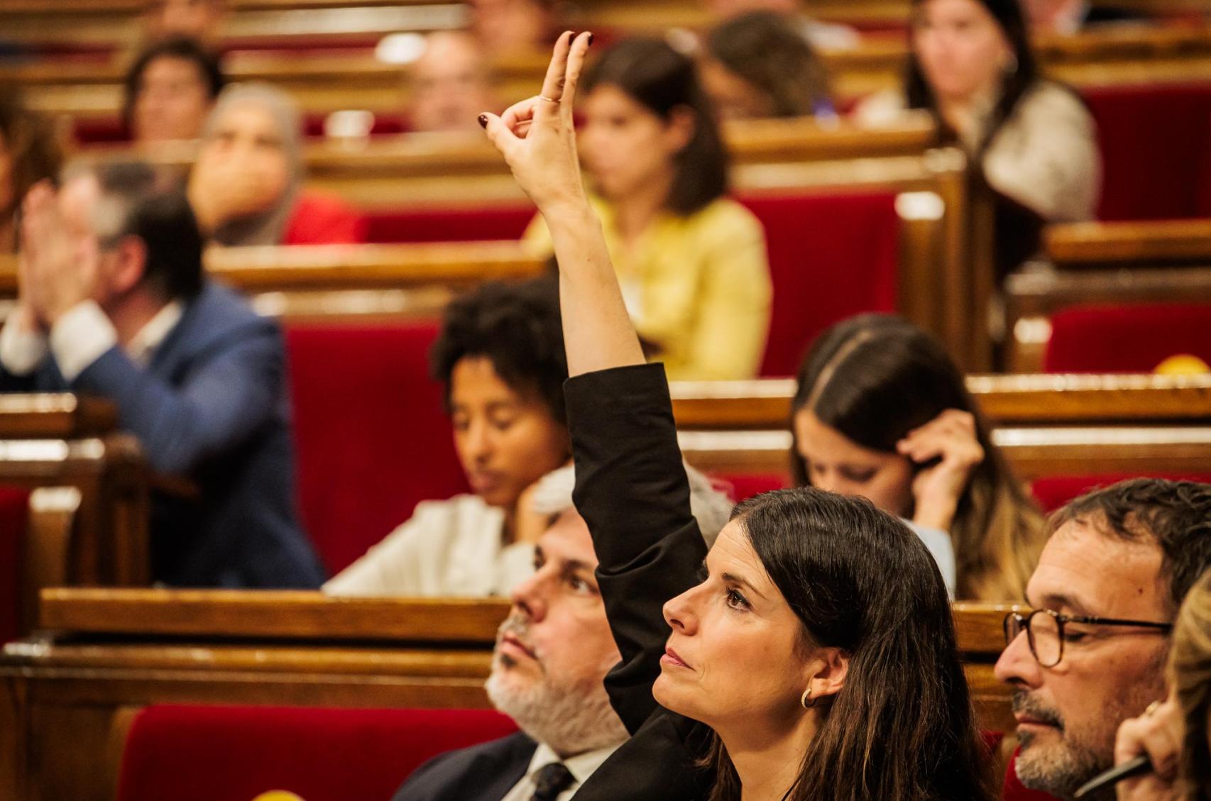 Mònica Sales, portavoz del grupo parlamentario de Junts, participa en la votación del Debate de Política General